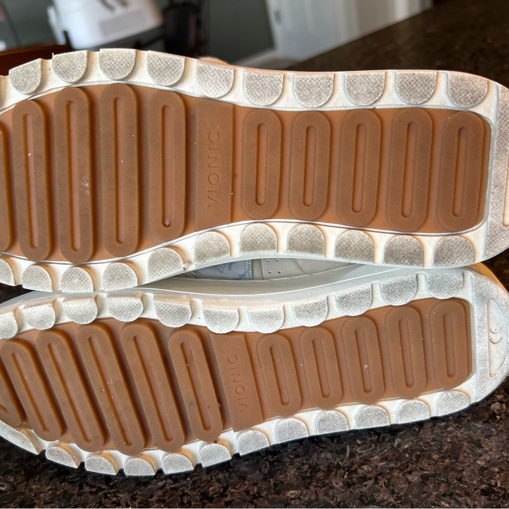 Vionic shoes - Picture 4 of 5